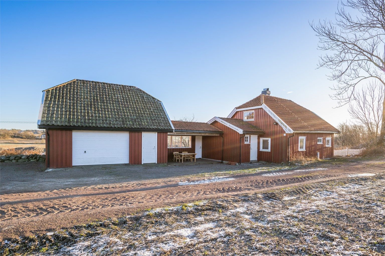 Bygningen er preget av manglende vedlikehold og oppgraderinger, og det må påregnes enten omfattende rehabilitering eller riving og oppføring av ny bolig.