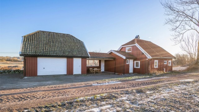 Bygningen er preget av manglende vedlikehold og oppgraderinger, og det må påregnes enten omfattende rehabilitering eller riving og oppføring av ny bolig.