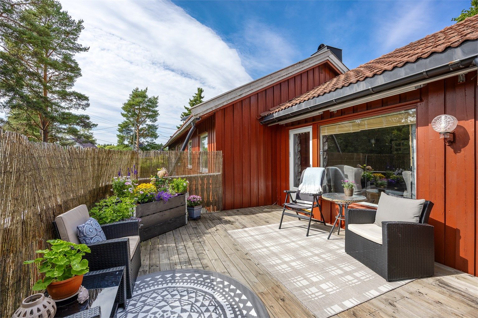 Terrassen har god plass til flere sittegrupper og beplantning.