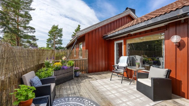 Terrassen har god plass til flere sittegrupper og beplantning.