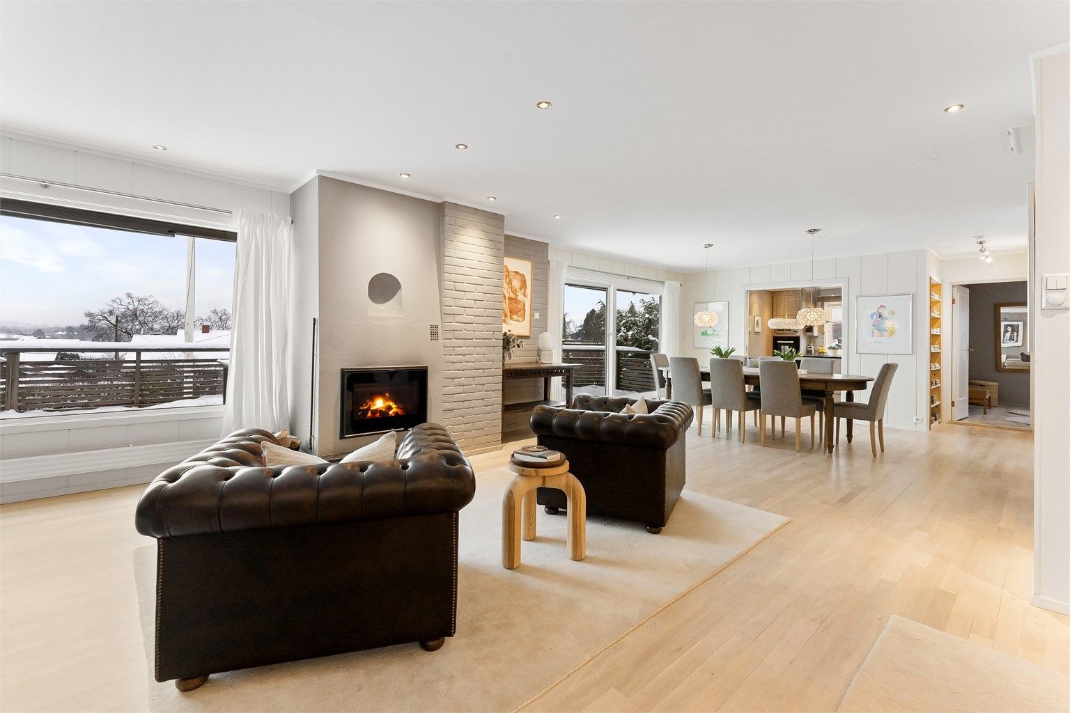 I stuen er det montert et nytt, lukket og rentbrennende ildsted for effektiv varme.