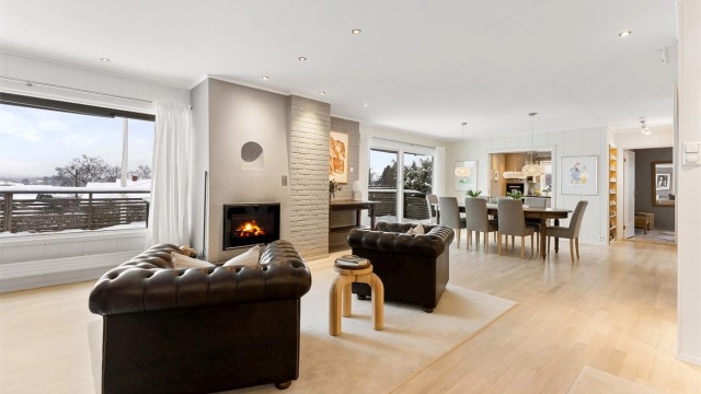 I stuen er det montert et nytt, lukket og rentbrennende ildsted for effektiv varme.