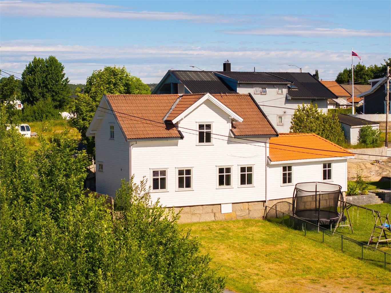 Dr.Opsands vei 24 presenteres av Raymond Bøhn i Krogsveen. Seksjon 1 utgjør første etasje.