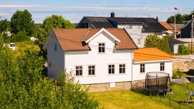 Dr.Opsands vei 24 presenteres av Raymond Bøhn i Krogsveen. Seksjon 1 utgjør første etasje.