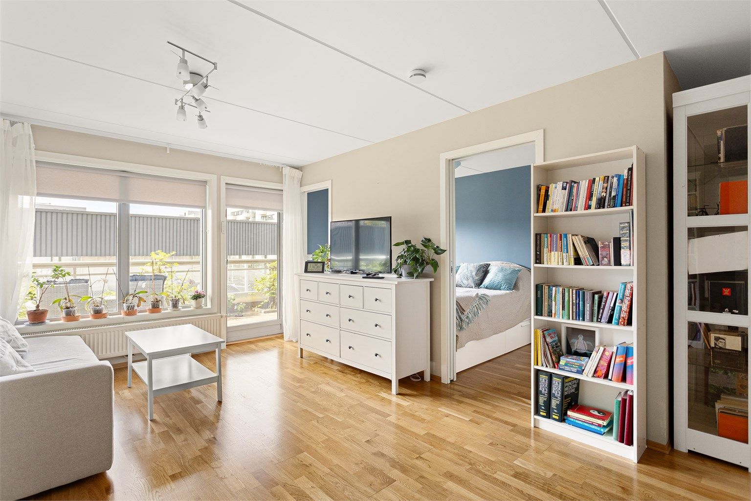 Store vindusflater sørger for rikelig med lysinnslipp. 