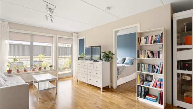 Store vindusflater sørger for rikelig med lysinnslipp.