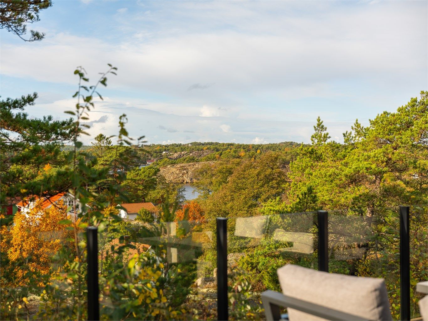 Vakker naturutsikt sees også på terrassen, inkludert gløtt av sjøen utenfor Bølingshavn.