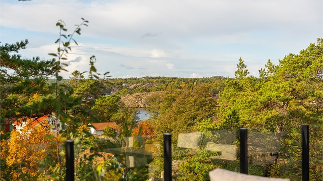 Vakker naturutsikt sees også på terrassen, inkludert gløtt av sjøen utenfor Bølingshavn.