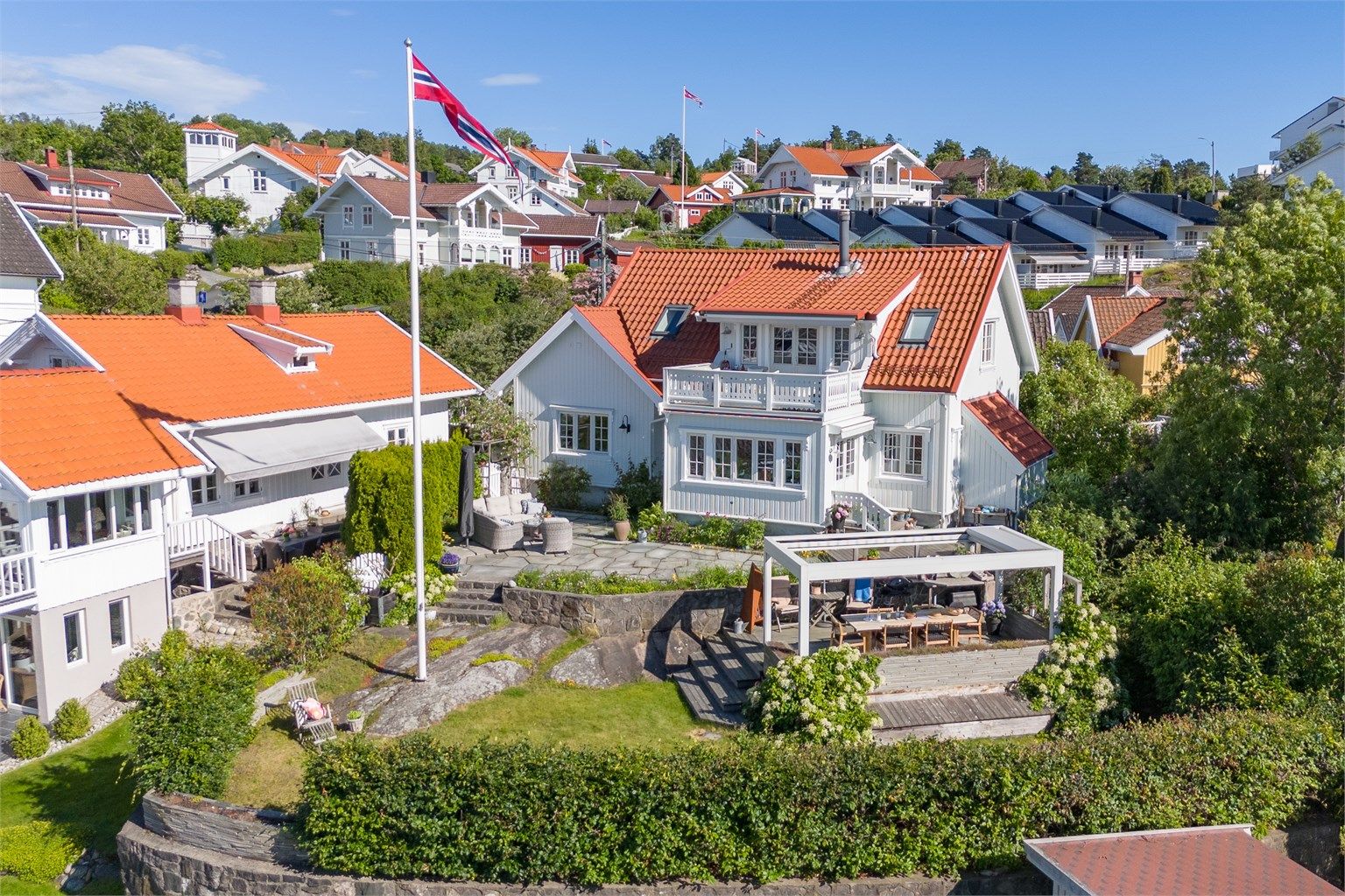 Eiendommen er en moderne enebolig over to etasjer som er meget pent bygget av kvalitetsleverandøren Mesterbygg Sarpsborg AS. 