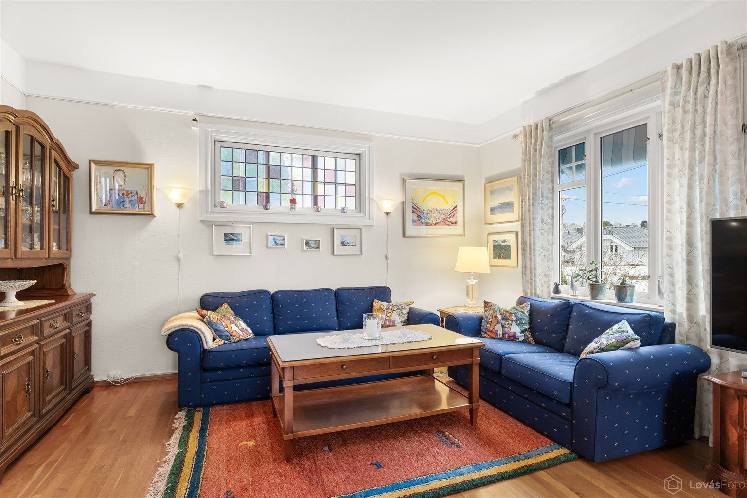 Stuen har flere soner som gir fleksible møbleringsmuligheter.