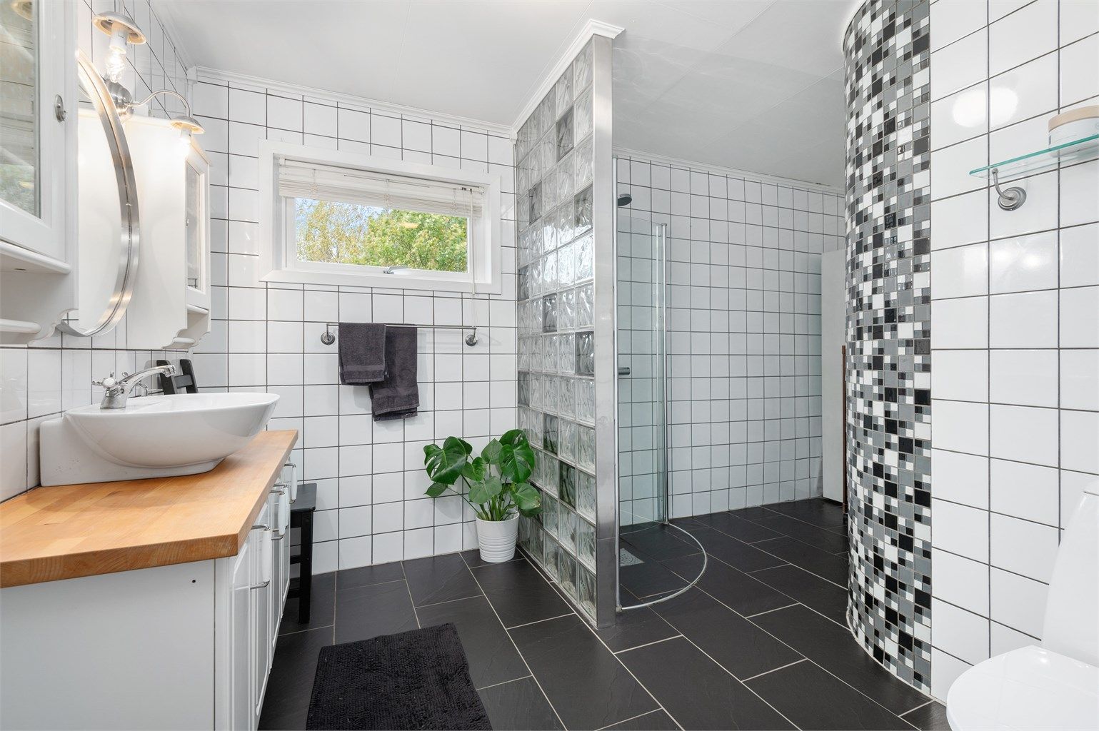 Badet er opprinnelig byggemeldt noe mindre, og det utvidede arealet var opprinnelig byggemeldt som bod. Bruksendring fra tilleggsdel til hoveddel er ikke søkt. Kjøper overtar alt ansvar, kostnad og risiko for dette videre. 