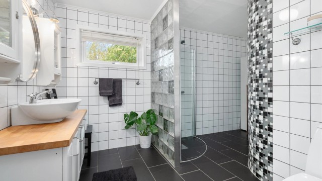 Badet er opprinnelig byggemeldt noe mindre, og det utvidede arealet var opprinnelig byggemeldt som bod. Bruksendring fra tilleggsdel til hoveddel er ikke søkt. Kjøper overtar alt ansvar, kostnad og risiko for dette videre.