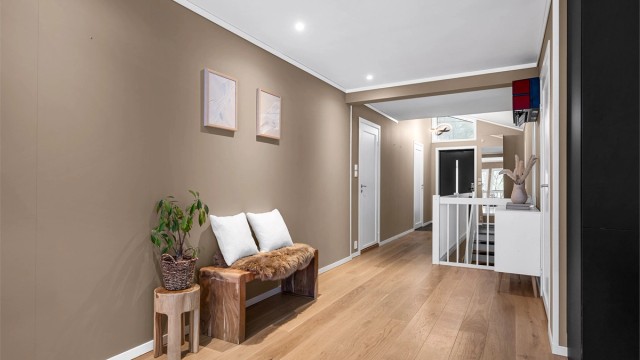 Fra stuen kommer man til en romslig gang med parkettgulv og downlights.