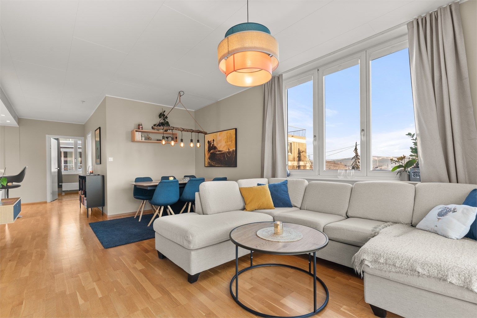 Stuen er av god størrelse med plass til sofa, salongbord og TV-seksjon.