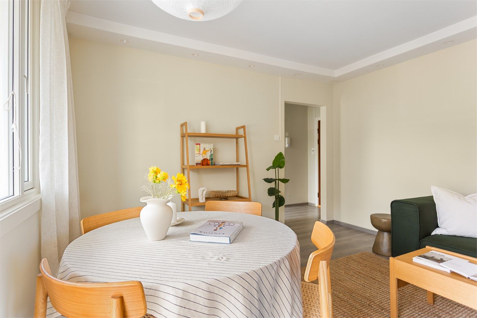 Spiseplassen er naturlig plassert ved vinduet, med utgang til balkongen like ved.