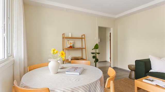 Spiseplassen er naturlig plassert ved vinduet, med utgang til balkongen like ved.