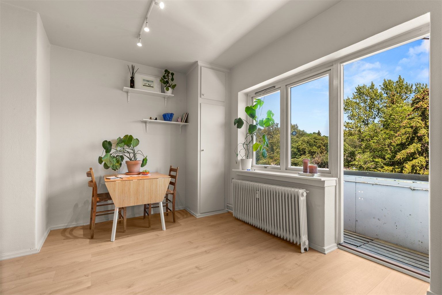 Store vindusflater sørger for rikelig med lysinnslipp. Leiligheten varmes opp ved bruk av vannbåren varme tilknyttet radiatorer.