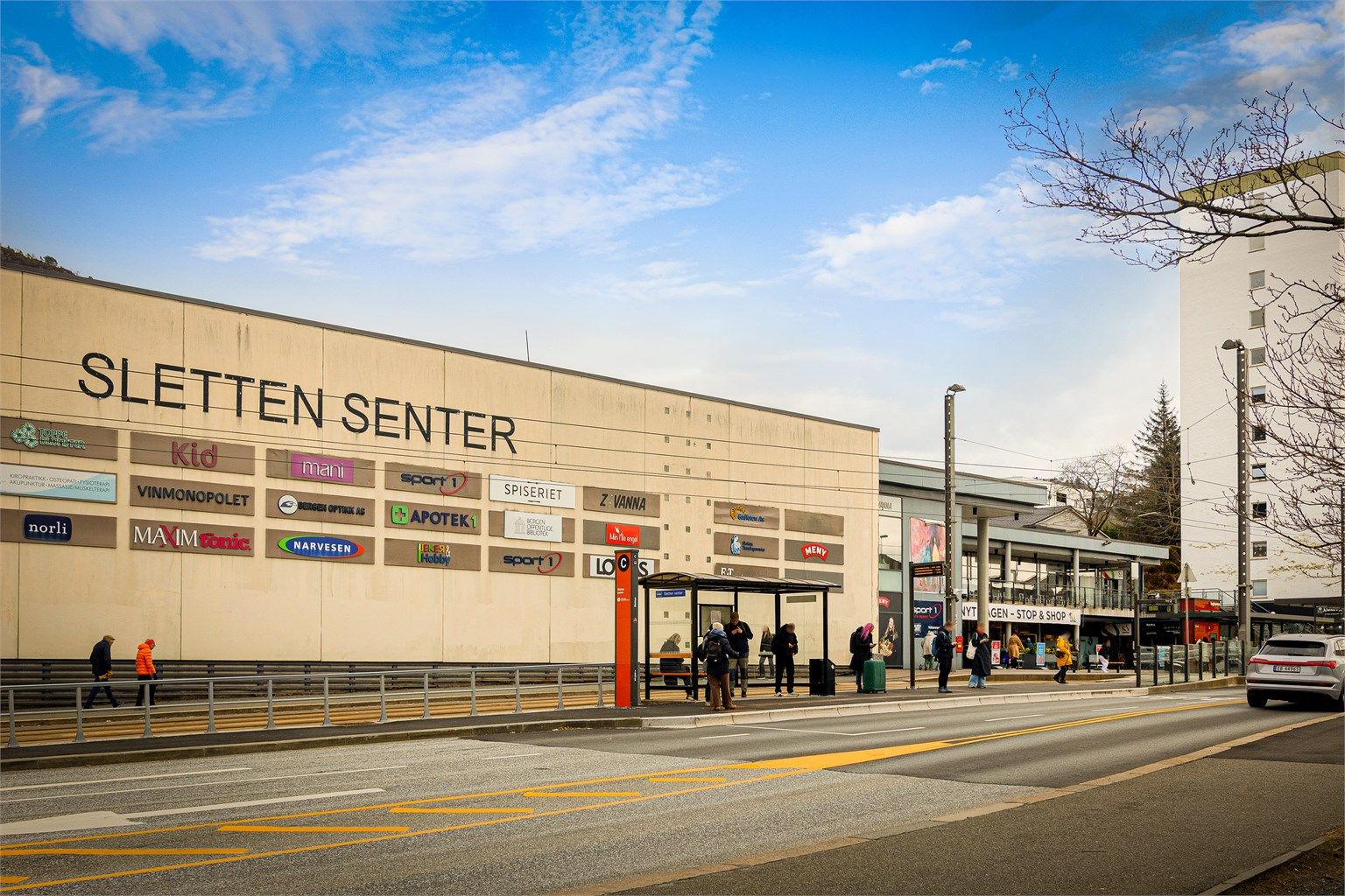 Det tar ca. 4 minutter å gå til Sletten Senter med en rekke butikker og tilbud, samt holdeplass for buss og bybane med hyppige avganger.