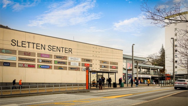 Det tar ca. 4 minutter å gå til Sletten Senter med en rekke butikker og tilbud, samt holdeplass for buss og bybane med hyppige avganger.