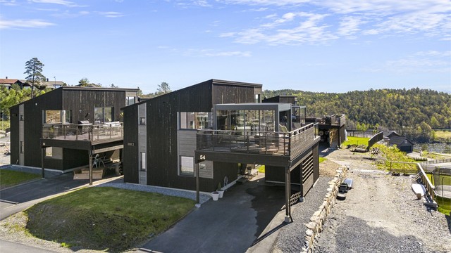 Eneboligen er fra 2023, men er brukt som feriehus og har dermed minimalt med slitasje.