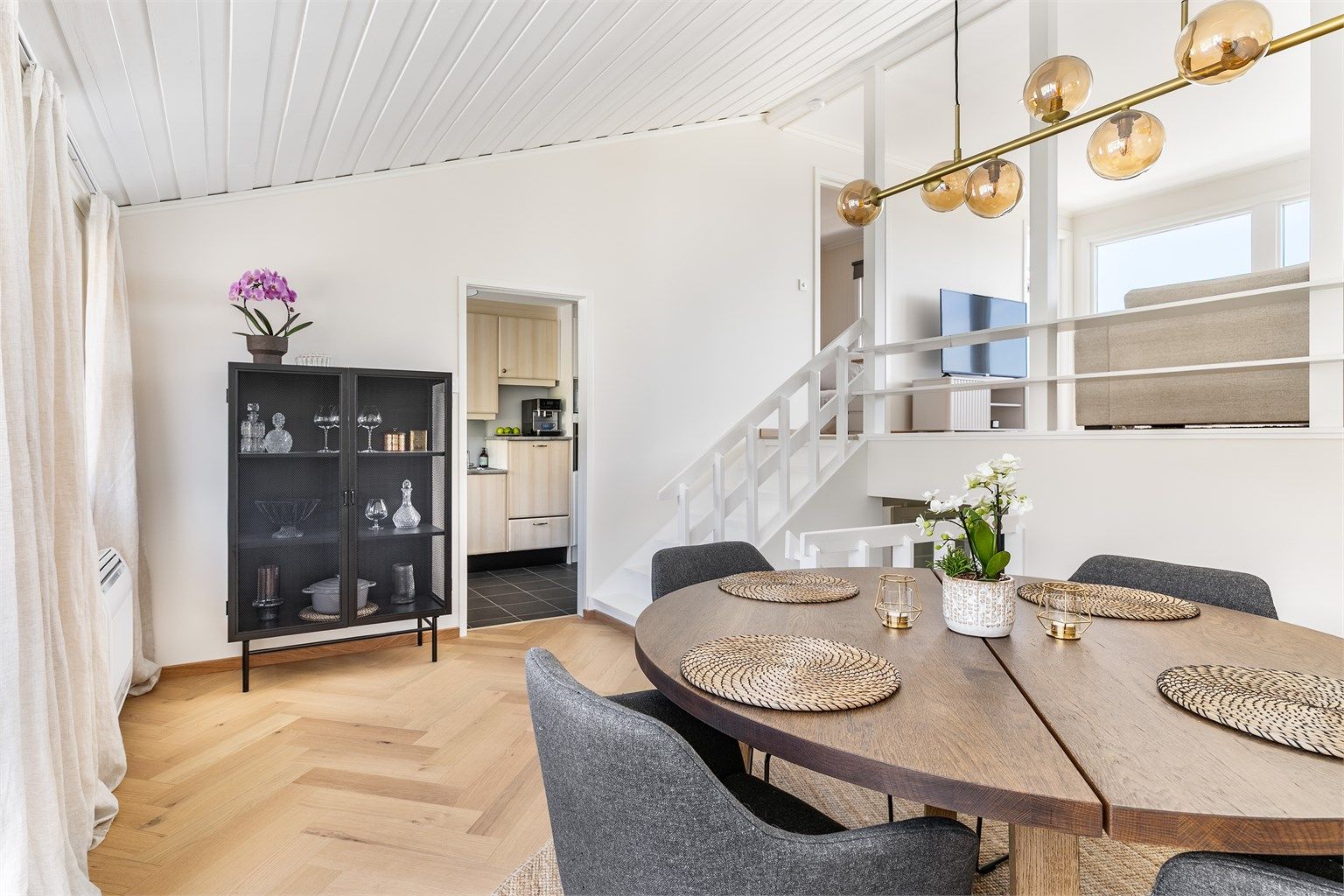 Kjøkkenet er adskilt i eget rom, tilknyttet spisestuen.