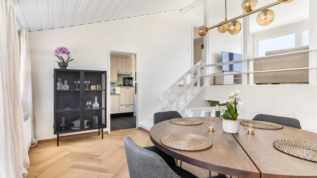 Kjøkkenet er adskilt i eget rom, tilknyttet spisestuen.