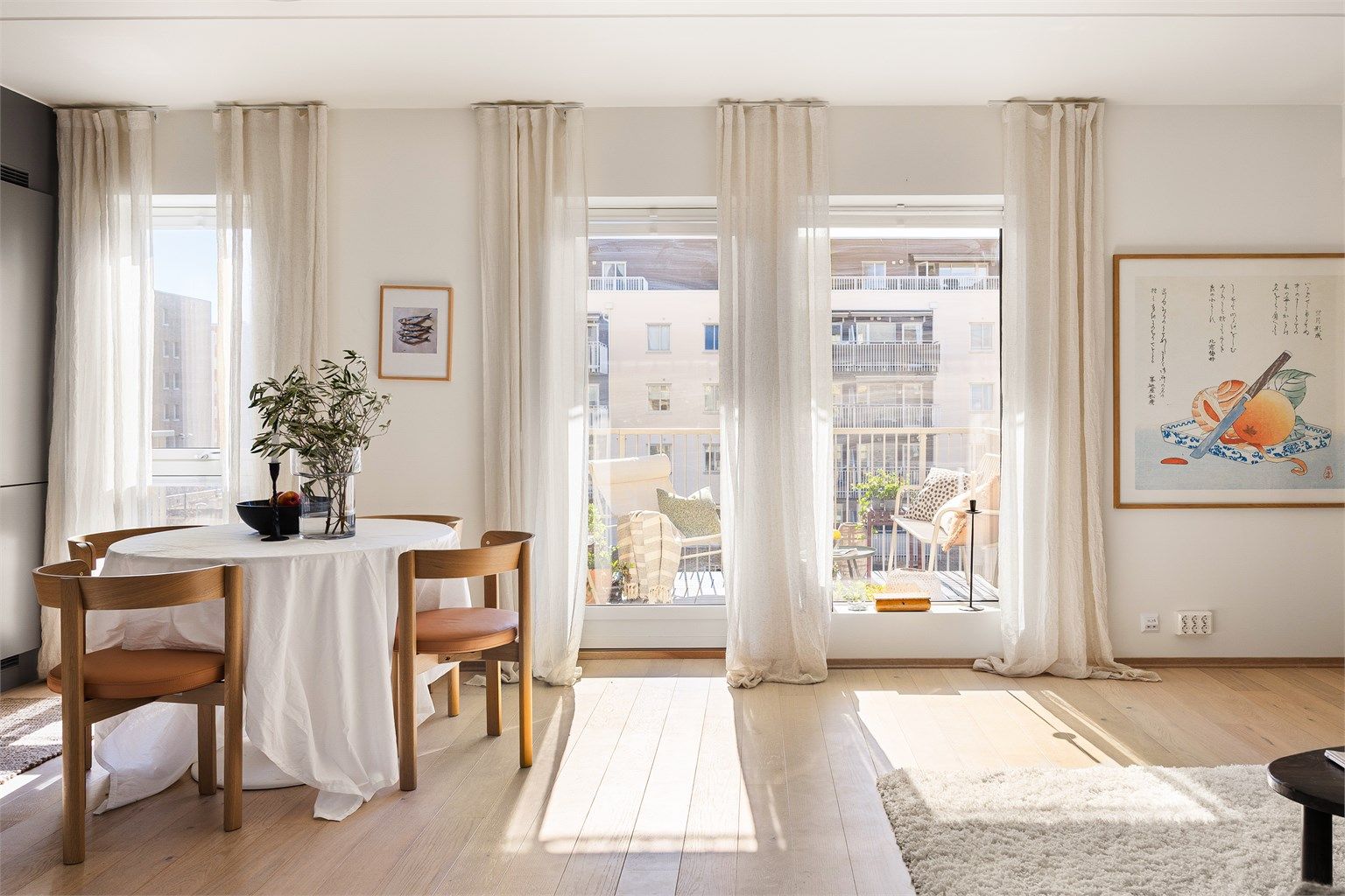 Nydelig lysinnslipp fra vinduer, takhøyde på cirka 2,53m