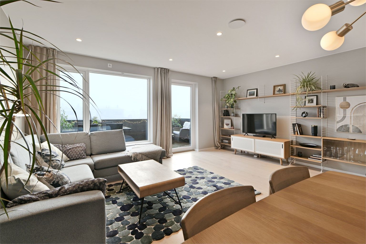 Stue - store vindusflater som gir rikelig med naturlig lysinnslipp - utgang til uteplass på ca. 15 kvm