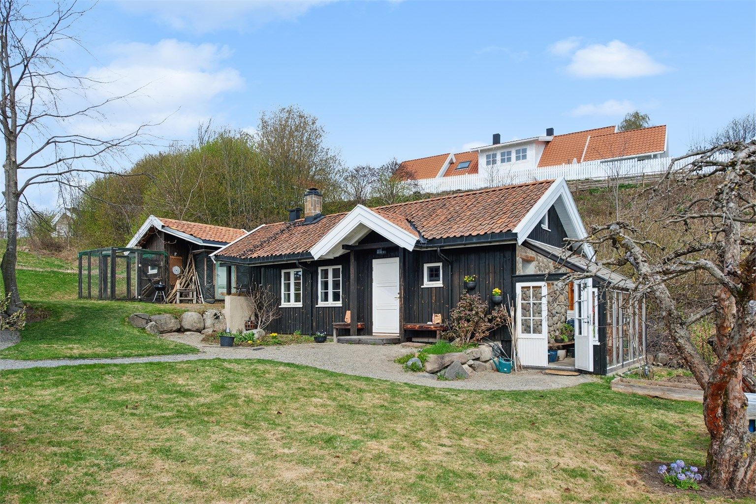 Uthuset er oppført i senere tid og er tegnet av samme arkitekt som har tegnet tilbygget på hovedhuset.