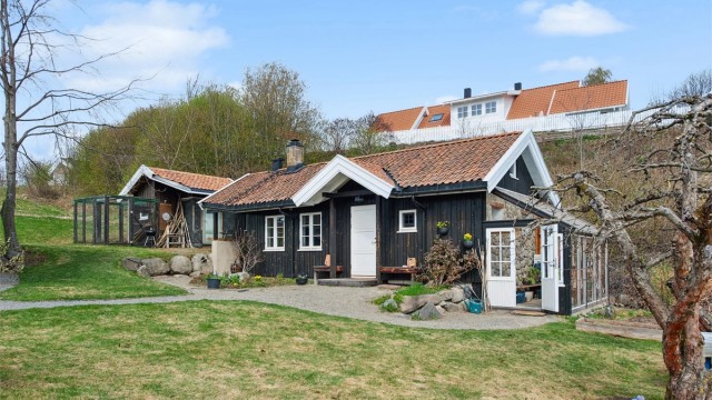 Uthuset er oppført i senere tid og er tegnet av samme arkitekt som har tegnet tilbygget på hovedhuset.