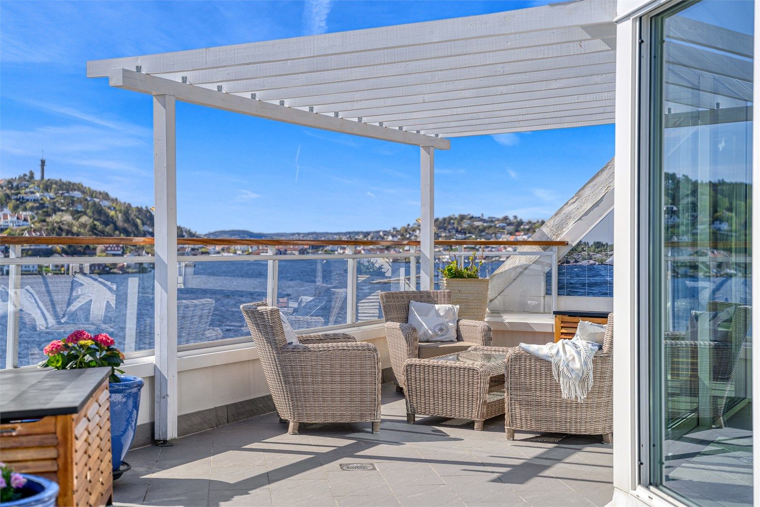 Lys, luftig og skjermet uteplass med uslåelig utsikt. Her kan man nyte utemiljøet i idylliske omgivelser.