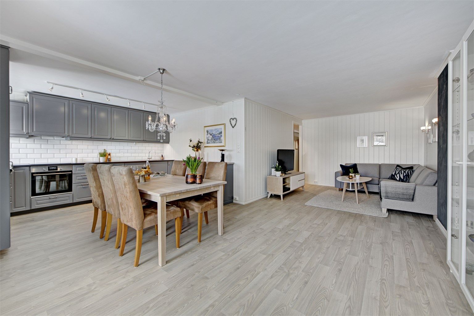 Stor stue med god plass til sofaløsning og langbord