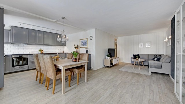 Stor stue med god plass til sofaløsning og langbord