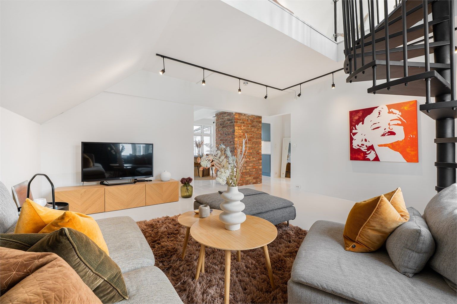 Innvendig er dette en spennende og stor leilighet 