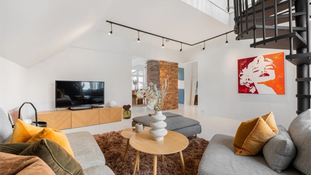 Innvendig er dette en spennende og stor leilighet