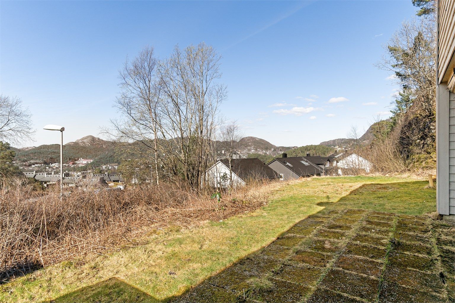 - Boligen har en fin tomt med stor hage/gressplen -