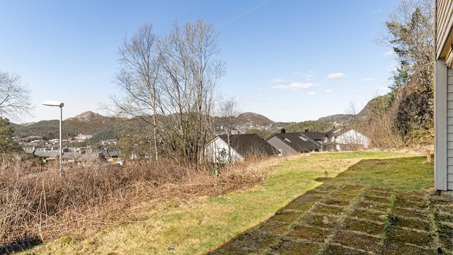 - Boligen har en fin tomt med stor hage/gressplen -