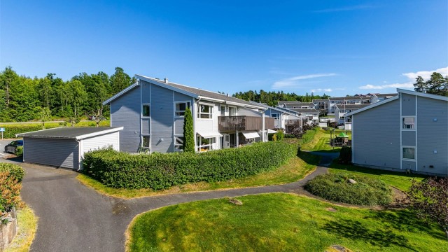 Mellom borettslagets flermannsboliger er det god avstand og velstelte, innbydende grøntarealer.