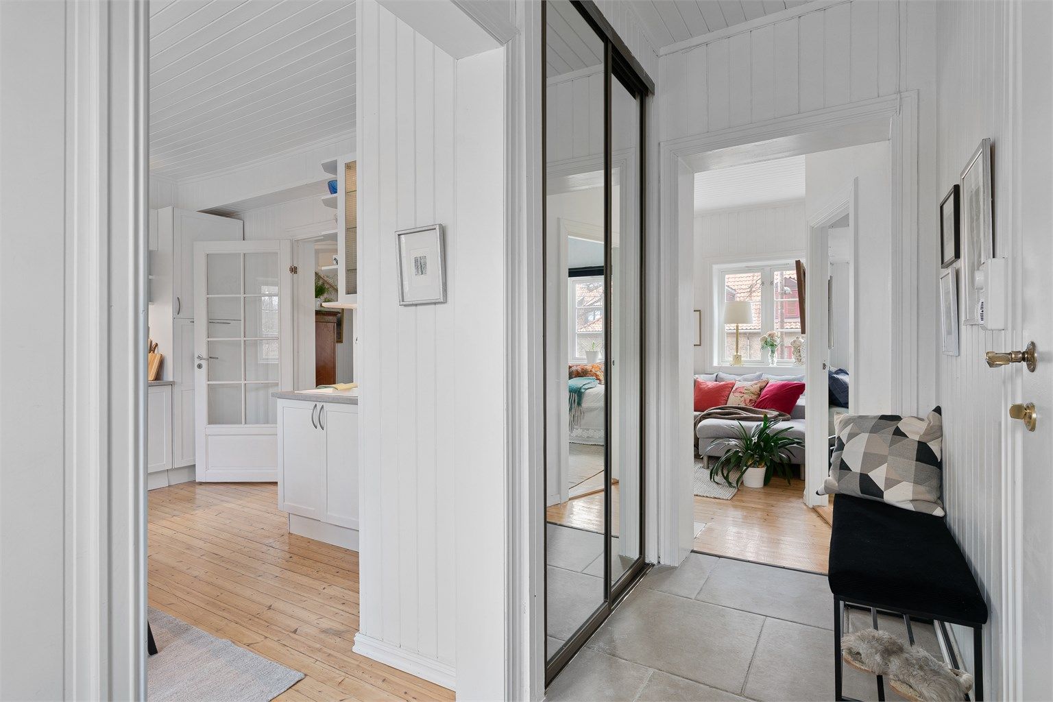 Allerede i entréen merker man den gode romfølelsen og lyset fra de store vinduene.