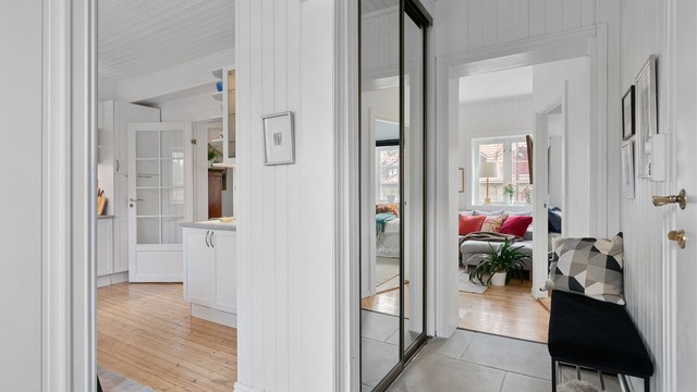 Allerede i entréen merker man den gode romfølelsen og lyset fra de store vinduene.