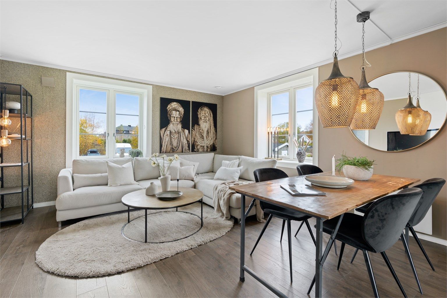 Leiligheten er gjennomgående i vestsiden av første etasje. Plasseringen er blant de beste i hele sameiet. Bilde er tatt fra forrige salg