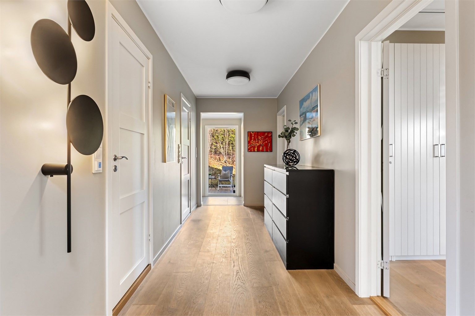 Egen entré med flislagt gulv på baksiden av huset