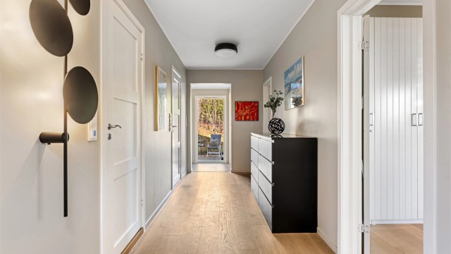 Egen entré med flislagt gulv på baksiden av huset