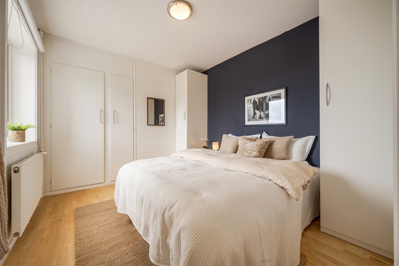 Soverom med plass til dobbeltseng og godt med oppbevaring i garderobeskap. Foto: Martine Eren Jacobsen