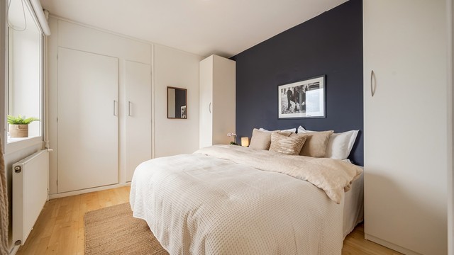 Soverom med plass til dobbeltseng og godt med oppbevaring i garderobeskap. Foto: Martine Eren Jacobsen