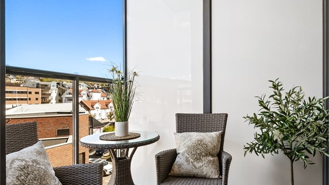 Balkongen er på 4 kvadratmeter – en perfekt plass for morgenkaffen.