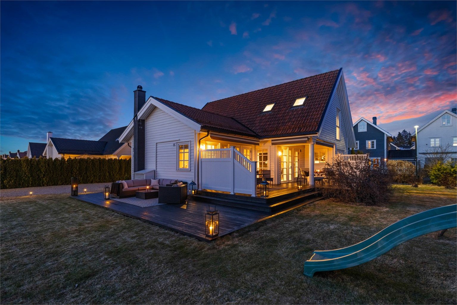 Kveldsstemning i hagen.