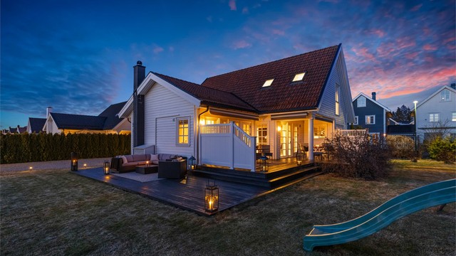 Kveldsstemning i hagen.