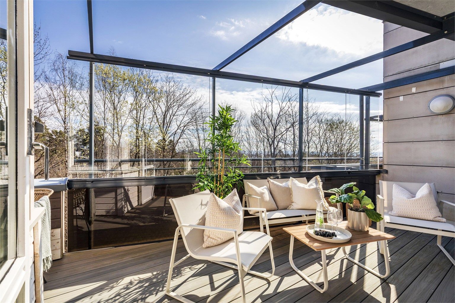 Det ble lagt nye terrassebord av kompositt (Fiberon) i 2016. Fiberon er et materiale som ikke vrir seg, splintrer eller råtner, og som er tilnærmet vedlikeholdsfritt.