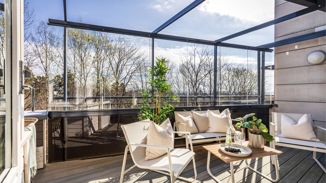 Det ble lagt nye terrassebord av kompositt (Fiberon) i 2016. Fiberon er et materiale som ikke vrir seg, splintrer eller råtner, og som er tilnærmet vedlikeholdsfritt.